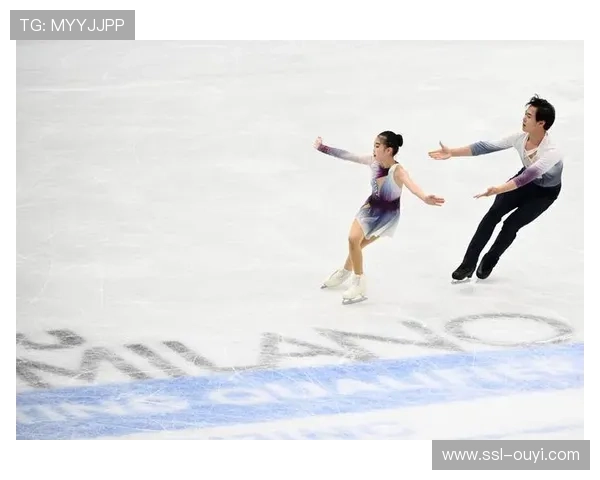 花滑大奖赛中国站男单双人自由滑精彩纷呈 展现极限冰上技艺