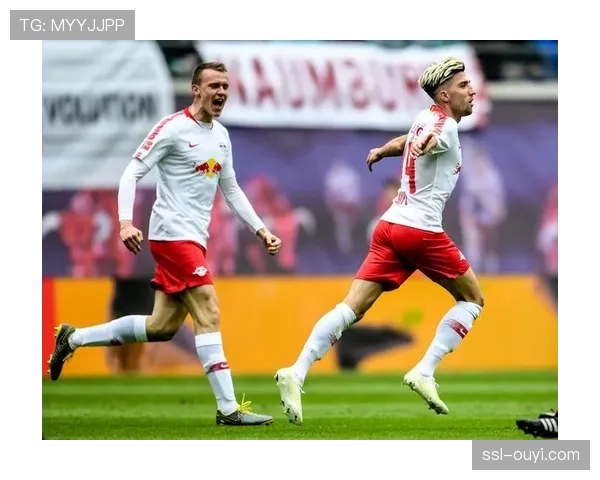 暖心一幕:莱比锡球迷向对手沃尔夫斯堡的患病小球迷赠送全队签名球衣